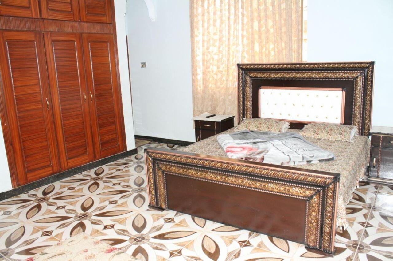 Tulip Guest House Аботабад Екстериор снимка